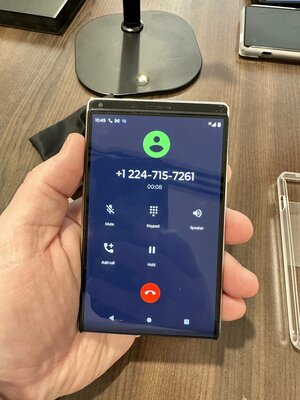 Так выглядит смартфон с выдвижным экраном: Motorola Rizr показали вживую