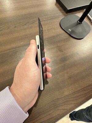 Так выглядит смартфон с выдвижным экраном: Motorola Rizr показали вживую