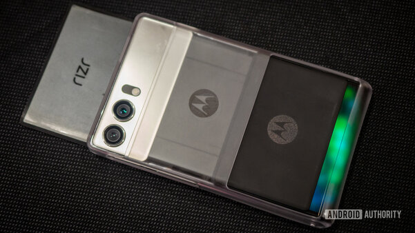 Так выглядит смартфон с выдвижным экраном: Motorola Rizr показали вживую