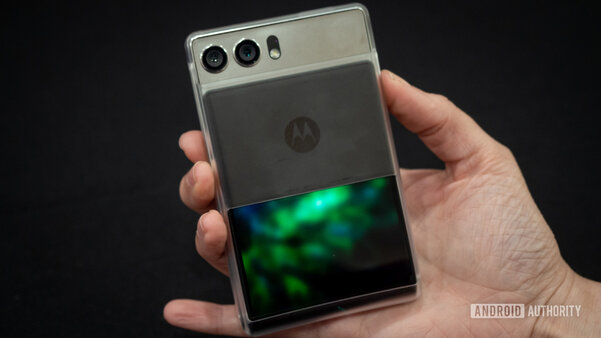 Так выглядит смартфон с выдвижным экраном: Motorola Rizr показали вживую