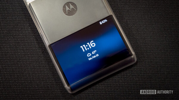 Так выглядит смартфон с выдвижным экраном: Motorola Rizr показали вживую
