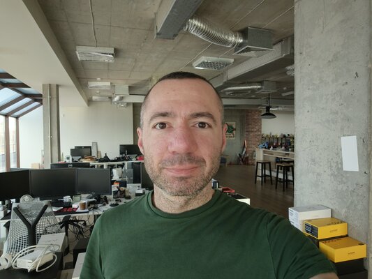 Меняет цвет корпуса и снимает почти как камерофоны. Обзор недорогого vivo V27 Pro — Камеры. 80