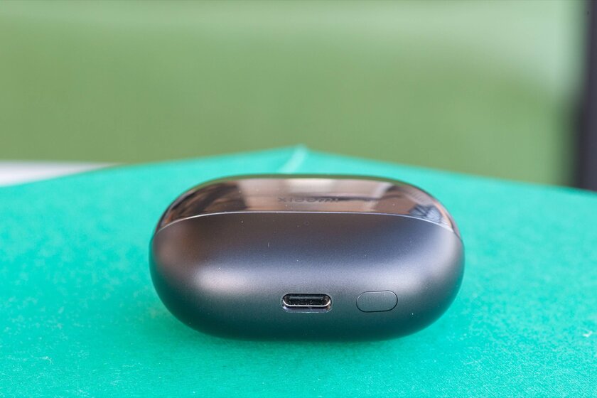 Xiaomi замахнулась на дорогие наушники — вышло двояко. Обзор Buds 4 Pro — Время работы от аккумулятора и зарядка. 1
