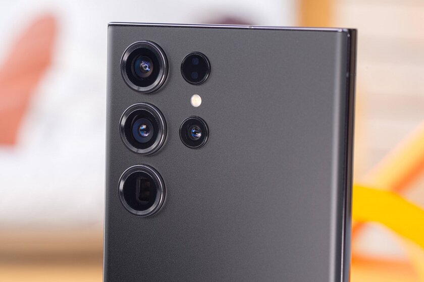 Топ телефонов с хорошей камерой в 2023: любой конкурирует с фотоаппаратами — Samsung Galaxy S23 Ultra — 91 800 рублей. 1