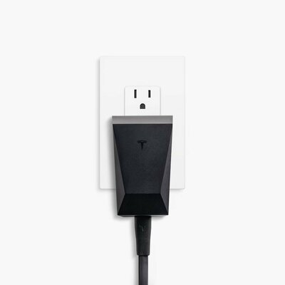 Tesla выпустила брутальную беспроводную зарядку для смартфонов в стиле Cybertruck