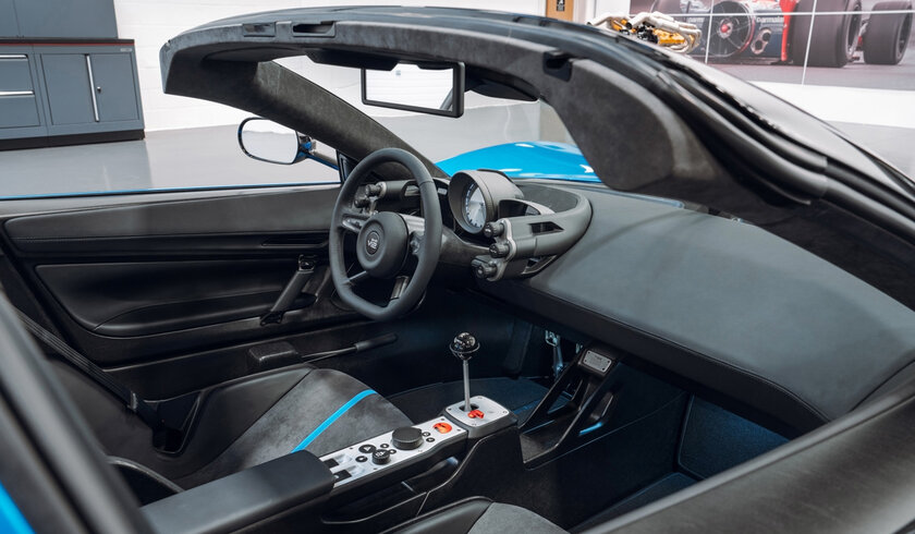 Создатель McLaren F1 представил необычный суперкар: без крыши и только на механике