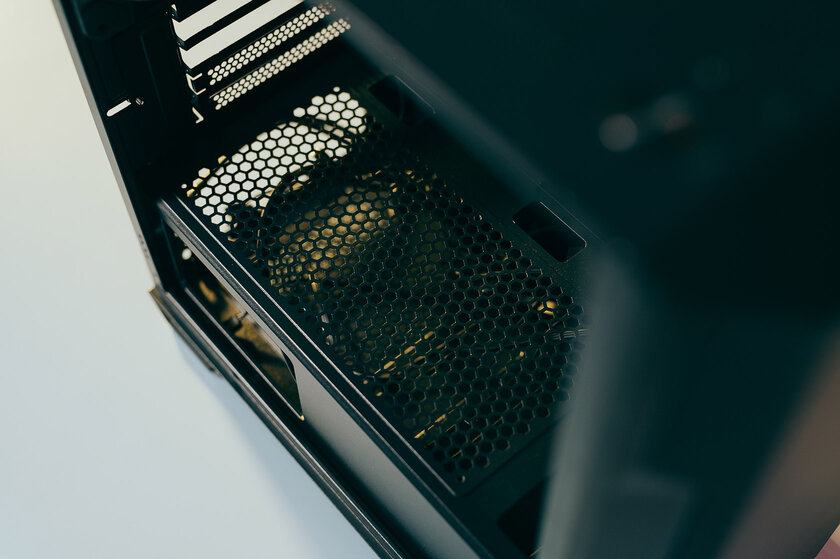 Пожалуй, лучший за свои деньги: обзор MSI MAG Forge M100R — Шасси и сборка. 3