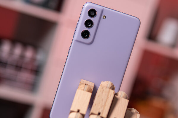 Рейтинг лучших смартфонов до 40 000 рублей: какой купить в апреле 2023 — 3. Samsung Galaxy S21 FE (6/128 ГБ). 1