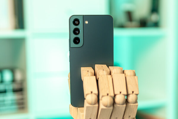 Рейтинг лучших смартфонов до 50 000 рублей: какой купить в мае 2023 — 1. Samsung Galaxy S22 (8/128 ГБ). 1