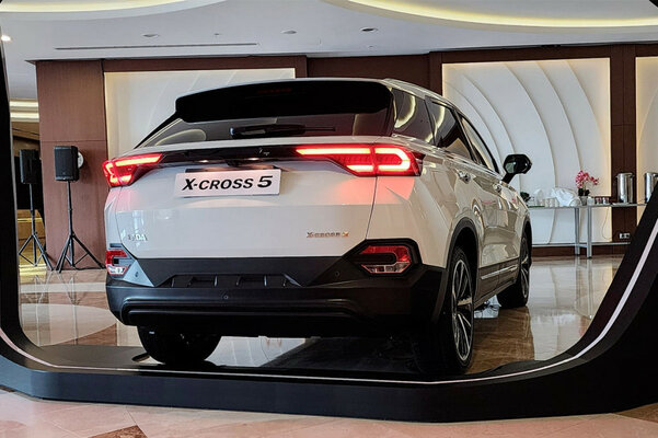 Появились фото кроссовера Lada X-Cross 5. Собирать начнут уже скоро в Санкт-Петербурге