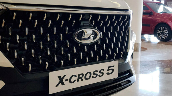 Появились фото кроссовера Lada X-Cross 5. Собирать начнут уже скоро в Санкт-Петербурге