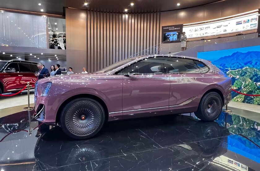 Hongqi представила кроссовер будущего: с тремя сиденьями и без руля