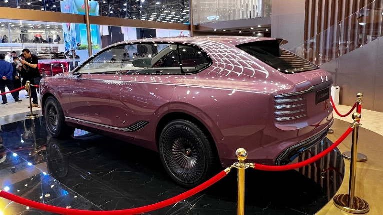 Hongqi представила кроссовер будущего: с тремя сиденьями и без руля