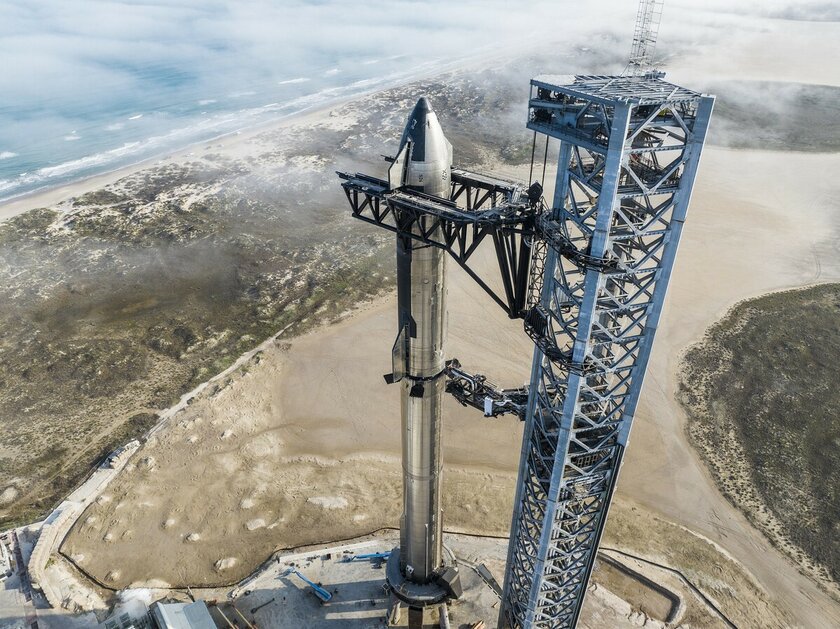 Высадка на Марс откладывается: самая крупная ракета SpaceX взорвалась в полёте