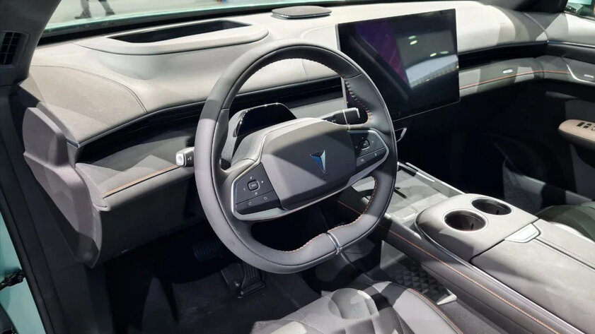 Представлен электрический кроссовер Changan S7: у него нет полноценной приборной панели