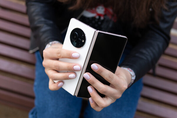Первый складной. Обзор TECNO PHANTOM V Fold — Внешний вид и дисплеи. 4