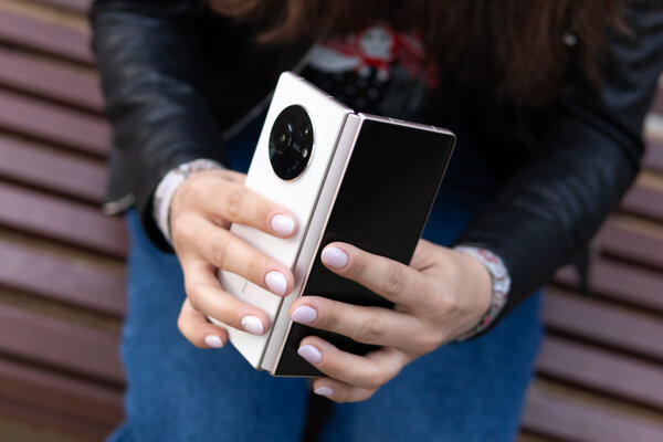 Первый складной. Обзор TECNO PHANTOM V Fold — Внешний вид и дисплеи. 5