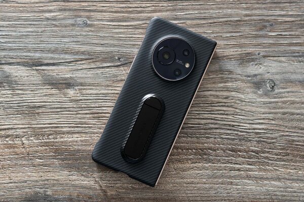 Первый складной. Обзор TECNO PHANTOM V Fold — Внешний вид и дисплеи. 10
