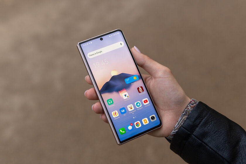 Первый складной. Обзор TECNO PHANTOM V Fold — Внешний вид и дисплеи. 2