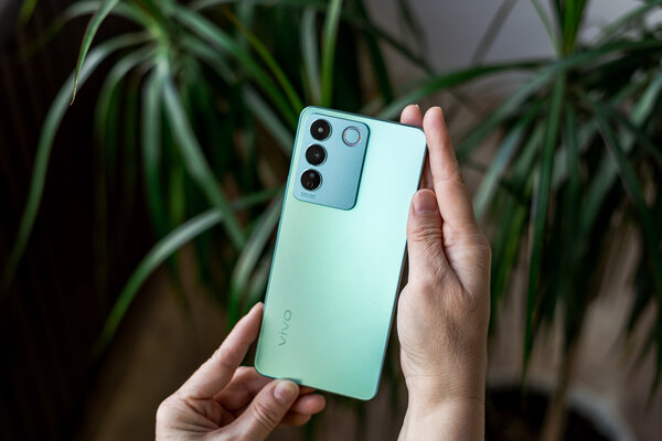 Два абсолютно разных смартфона из одной серии: обзор Vivo V27 и V27e — Внешний вид. 4