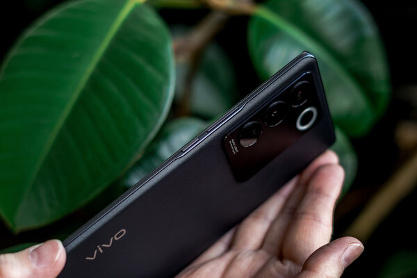 Два абсолютно разных смартфона из одной серии: обзор Vivo V27 и V27e — Внешний вид. 5