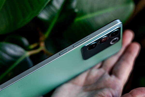 Два абсолютно разных смартфона из одной серии: обзор Vivo V27 и V27e — Внешний вид. 8