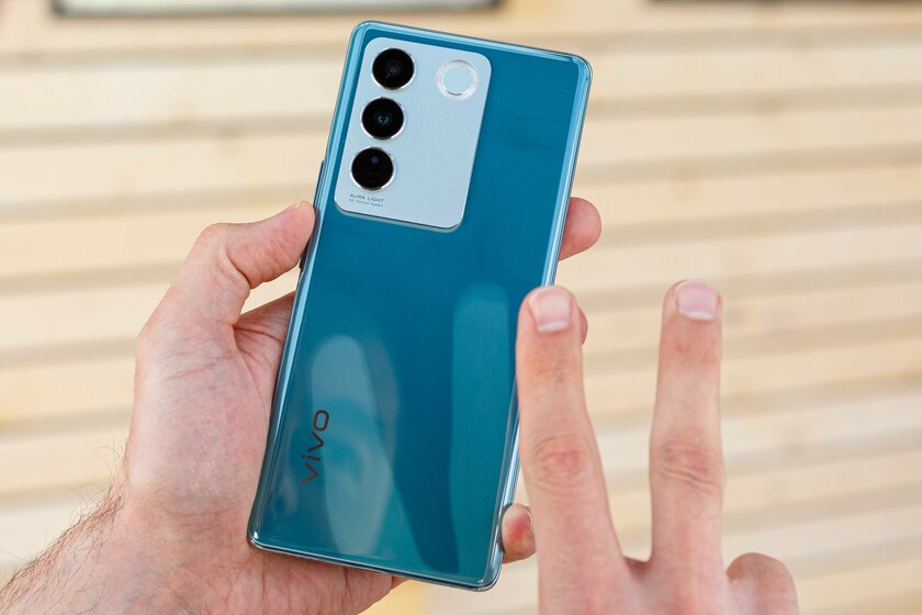 Два абсолютно разных смартфона из одной серии: обзор Vivo V27 и V27e — Внешний вид. 1