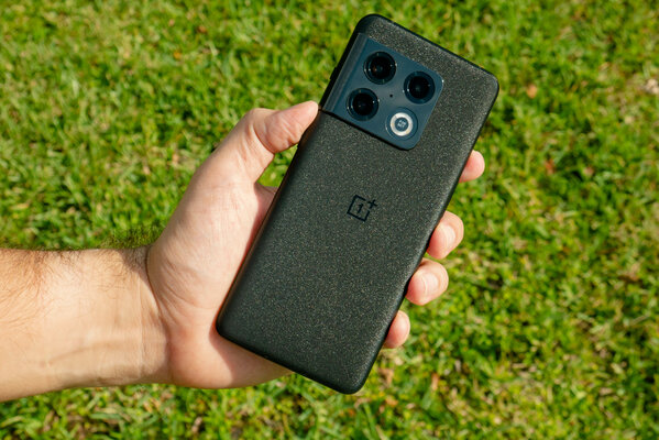 Рейтинг лучших смартфонов до 50 000 рублей: какой купить в мае 2023 — 3. OnePlus 10 Pro (12/256 ГБ). 1