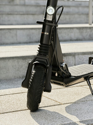 Стильный, безопасный и с большим запасом хода: представлен электросамокат Mercedes-AMG E-Scooter