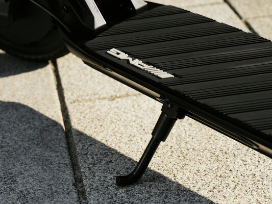 Стильный, безопасный и с большим запасом хода: представлен электросамокат Mercedes-AMG E-Scooter