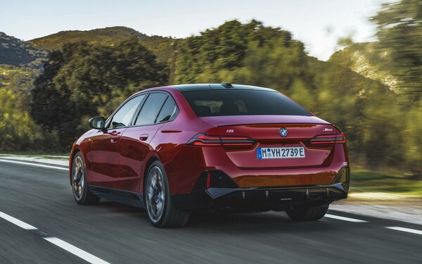 Представлено новое поколение BMW 5 Series. Впервые есть электрическая версия
