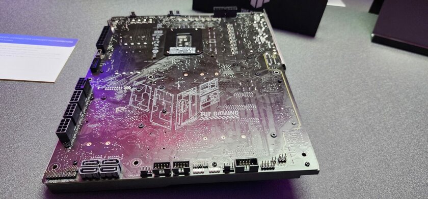 ASUS показала видеокарту без разъёма питания: она будет дороже обычной