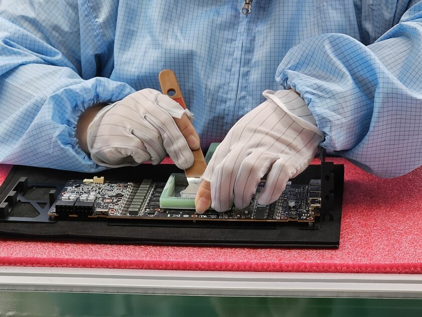 Как делают видеокарты: от печатной платы до готового решения — Ручная сборка. 6