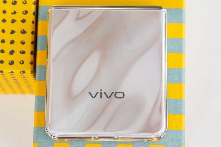 Vivo с первой попытки обошла многих конкурентов: обзор складного X Flip — Дизайн корпуса. 3