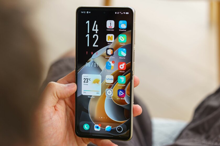 Vivo с первой попытки обошла многих конкурентов: обзор складного X Flip — Дизайн корпуса. 11