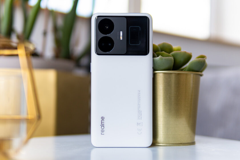 Обзор Realme GT3: заряжается за 10 минут и оснащён микроскопом — Внешний вид. 1