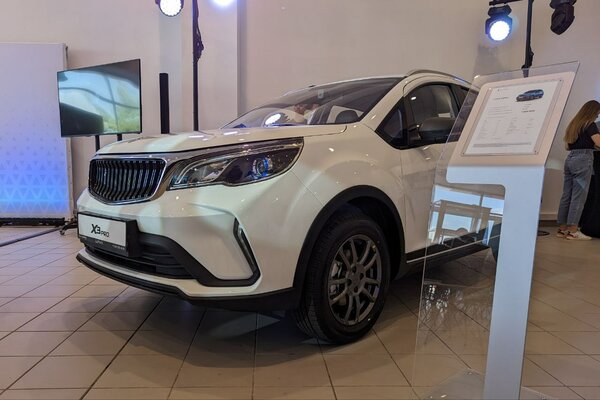 В России стартуют продажи LIVAN X3PRO, компактного кроссовера совместного бренда Geely и Lifan. Объявлены цены