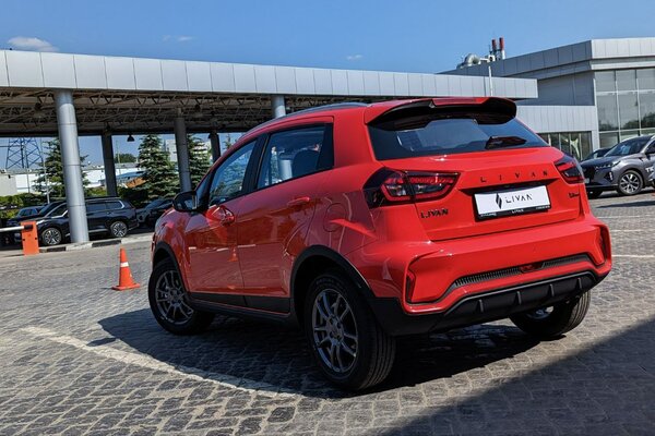 В России стартуют продажи LIVAN X3PRO, компактного кроссовера совместного бренда Geely и Lifan. Объявлены цены