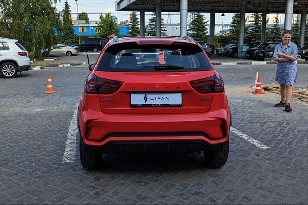 В России стартуют продажи LIVAN X3PRO, компактного кроссовера совместного бренда Geely и Lifan. Объявлены цены