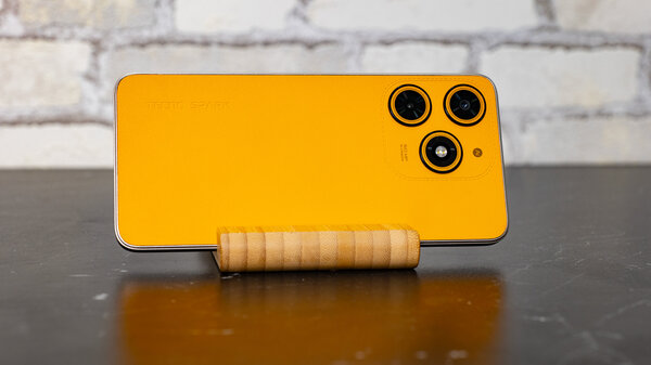 Каково пользоваться высоко­технологичным «апельсином»? Обзор Tecno SPARK 10 Magic Skin — Внешний вид и комплектация. 1