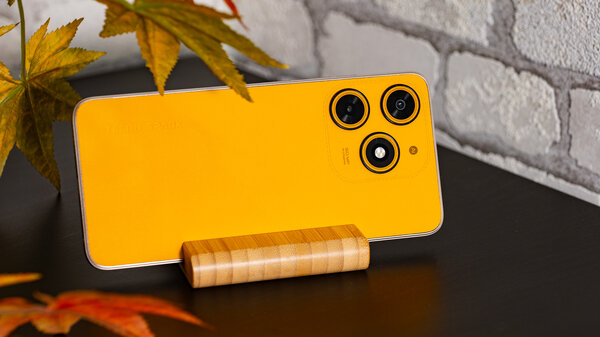 Каково пользоваться высоко­технологичным «апельсином»? Обзор Tecno SPARK 10 Magic Skin — Внешний вид и комплектация. 3