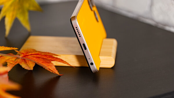 Каково пользоваться высоко­технологичным «апельсином»? Обзор Tecno SPARK 10 Magic Skin — Внешний вид и комплектация. 4