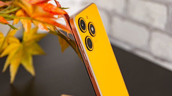 Каково пользоваться высоко­технологичным «апельсином»? Обзор Tecno SPARK 10 Magic Skin — Внешний вид и комплектация. 5