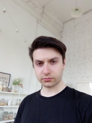 Это чуть ли не единственный дешёвый смартфон без переплаты за лишнее. Ещё и с огромной батареей