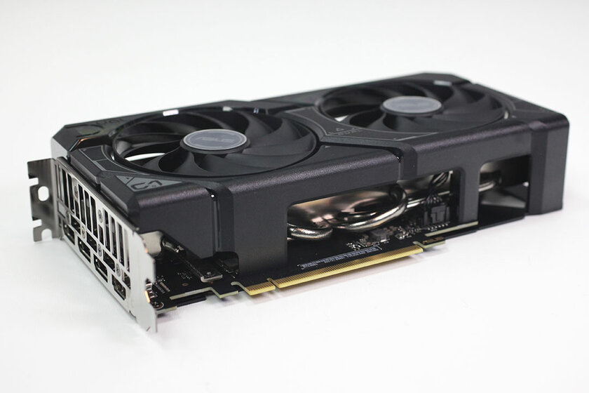 Это не видеокарта, а какая-то шутка: обзор странной RTX 4060 Dual OC от ASUS — Дизайн корпуса. 3