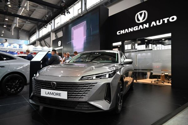 Changan представила в России просторный и стильный седан Lamore с мотором на 180 л.с.