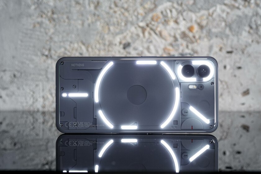 Обзор странного и прозрачного Nothing Phone (2): что в нём кроме светодиодов?