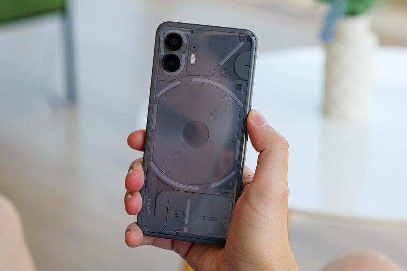 Обзор странного и прозрачного Nothing Phone (2): что в нём кроме светодиодов? — Дизайн. 4