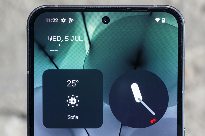 Обзор странного и прозрачного Nothing Phone (2): что в нём кроме светодиодов? — Дисплей. 2