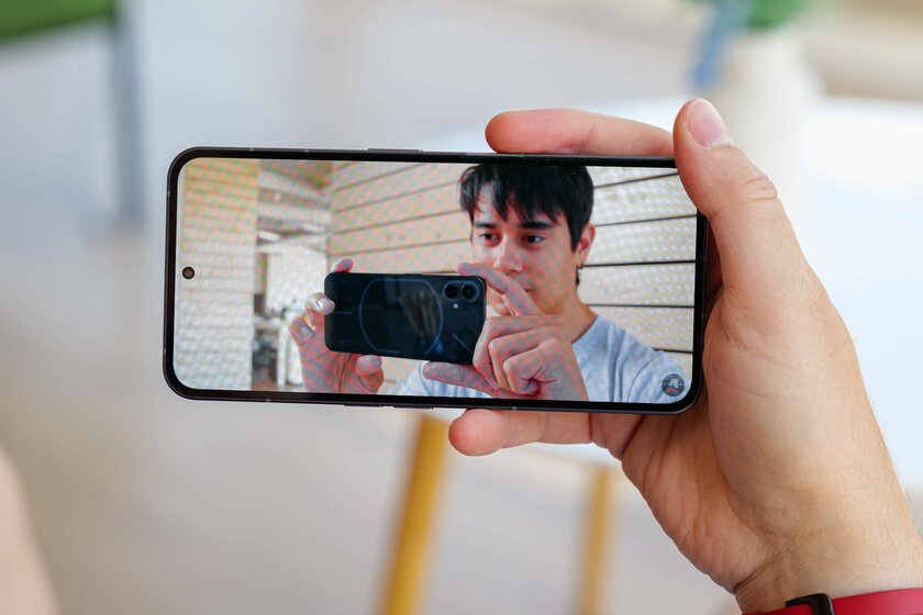 Обзор странного и прозрачного Nothing Phone (2): что в нём кроме светодиодов? — Дисплей. 3